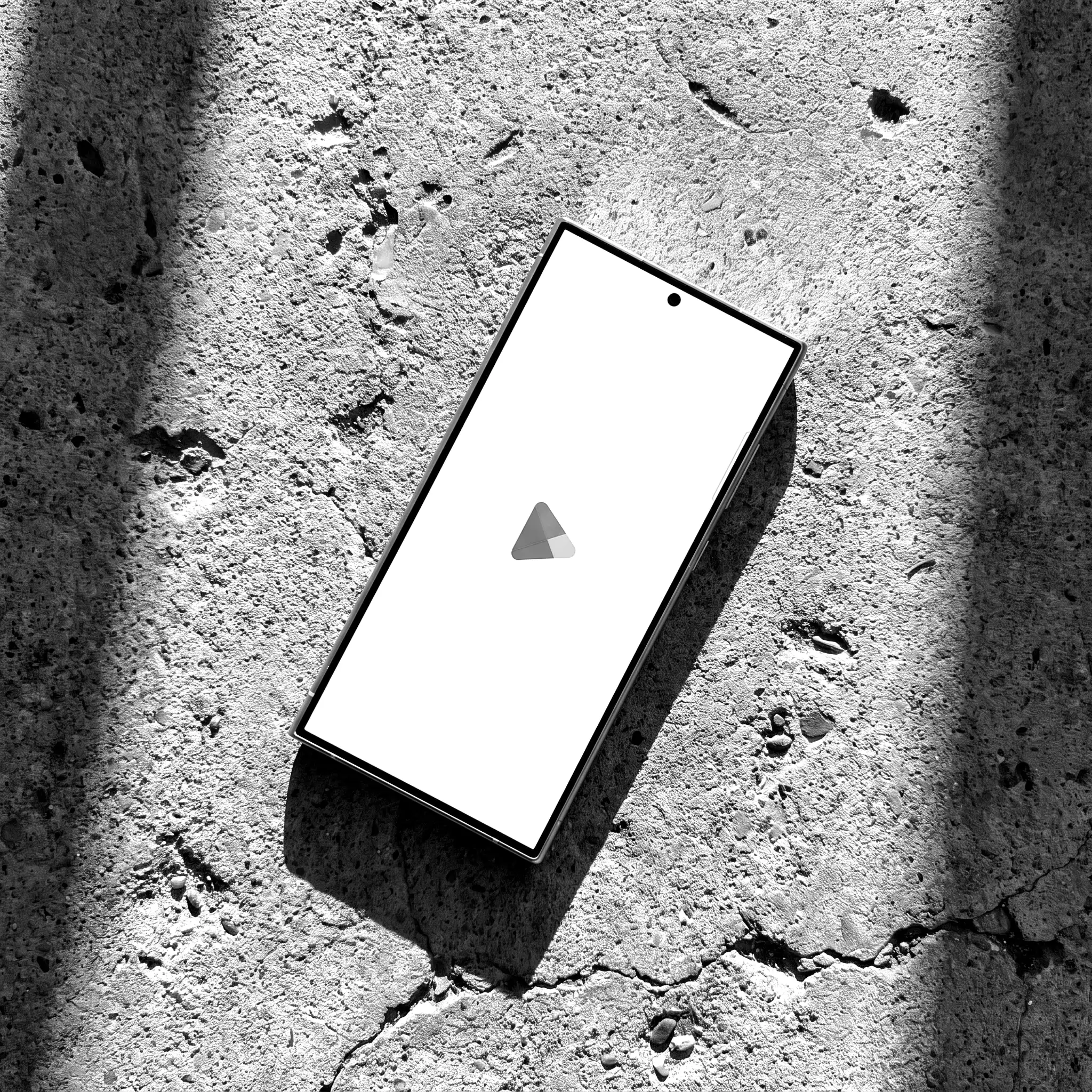 Android-Telefon auf Beton, Play Store geöffnet